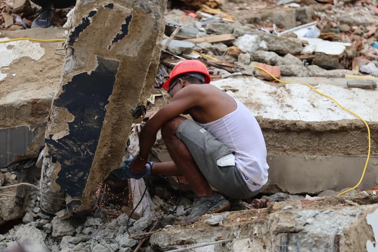 Afectado de la zona buscando a sus familiares bajo los escombros en La Guaira. Foto: José Altuve