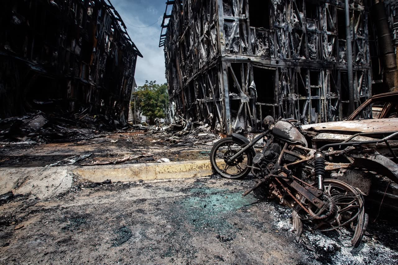 Urbanismo "Hugo Chavéz Frias" quedó derrumbado y calcinado por explosiones. Foto: José Altuve.