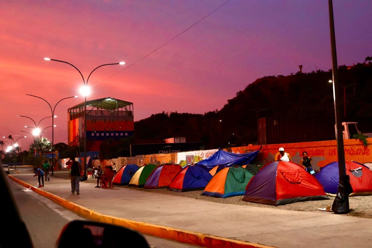 Damnificados pasan la noche bajo carpas cerca de lo que fueron sus hogares. Foto: José Altuve.