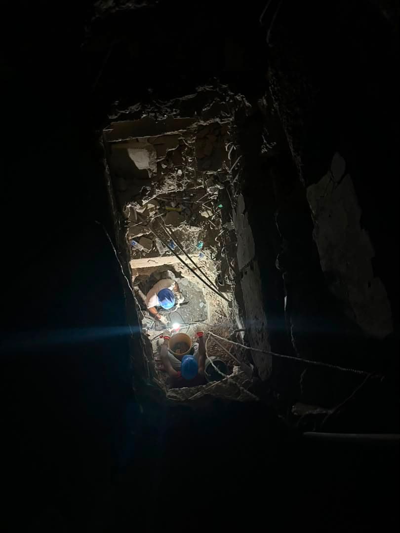 Hombres bajo los escombros de las OPP27 buscando cuerpos de familiares y vecinos. Foto: José Altuve.
