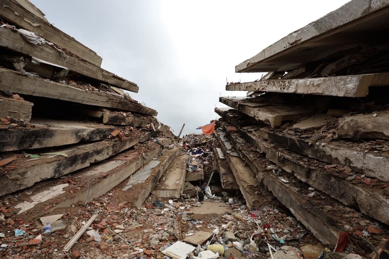 Las placas de los apartamentos quedaron apiladas, y debajo familias enteras. Foto: José Altuve.
