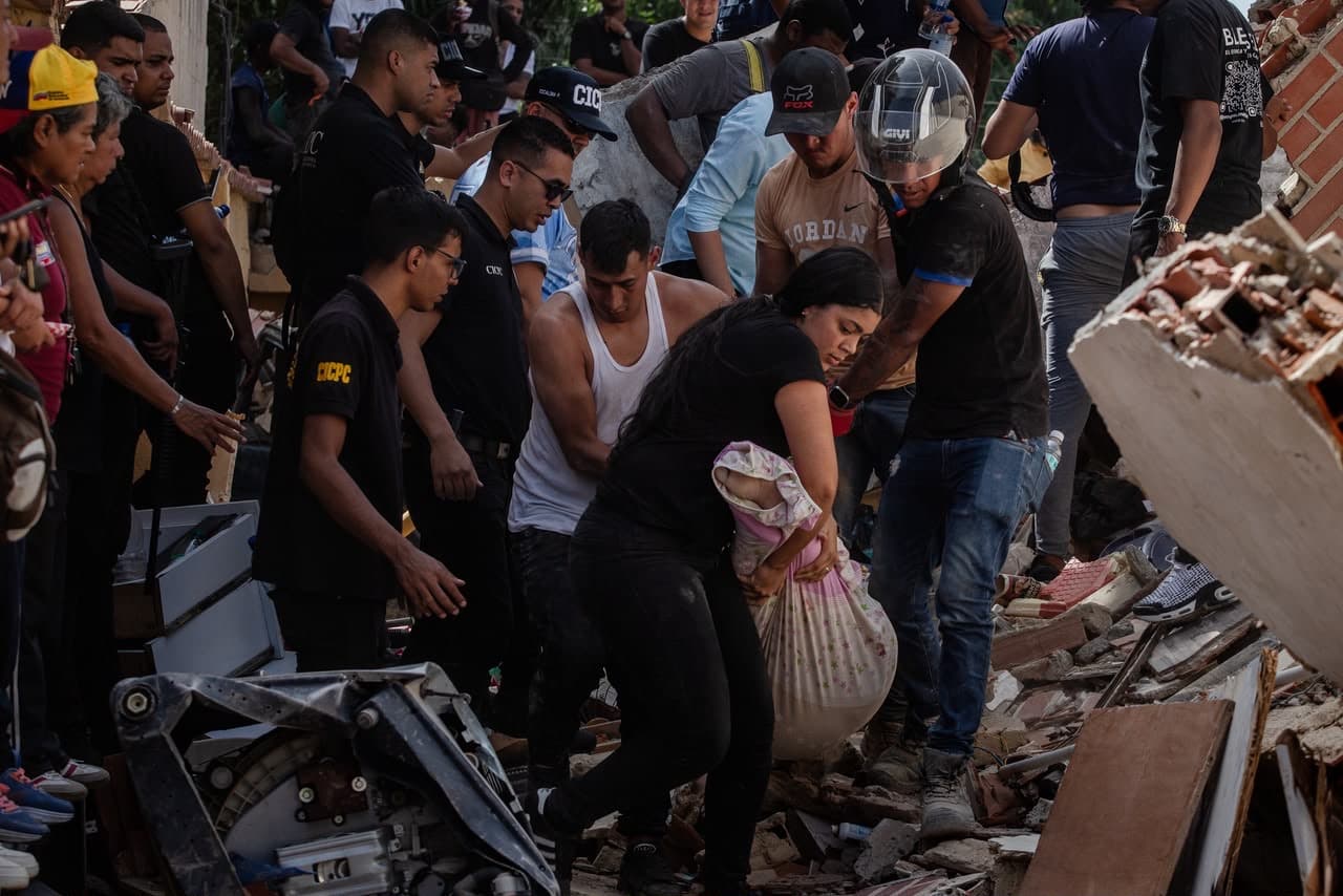 Vecinos y familiares rescatan fallecidos. Foto: José Altuve.