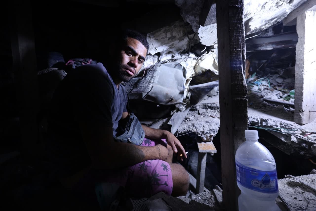 Sobreviviente busca a su hija debajo de lo que fue su hogar. Foto: José Altuve.